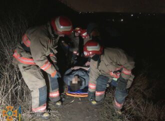 Под Одессой поезд сломал мужчине челюсть: для его эвакуации понадобились спасатели
