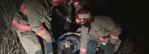 Под Одессой поезд сломал мужчине челюсть: для его эвакуации понадобились спасатели