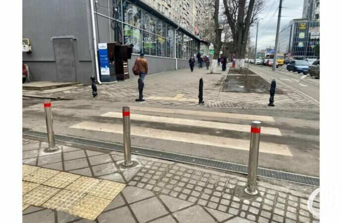 На Черняховского устанавливают противопарковочные столбики: на тротуар теперь не заехать