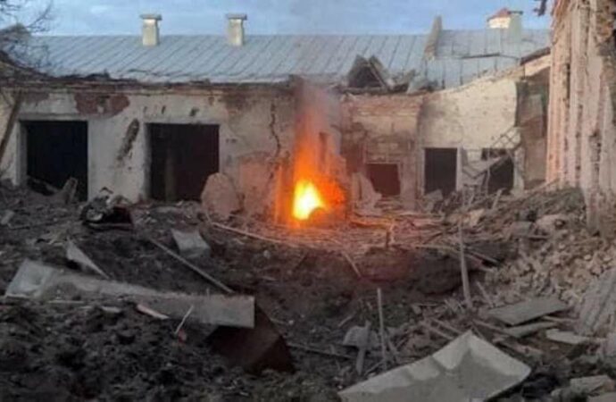 Война в Украине, день пятый: российские оккупанты бомбили Чернигов (фото)