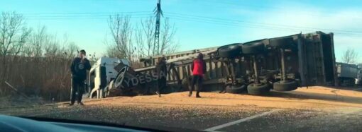 Трассу под Одессой усыпало зерном, а на Люстдорфской дороге перекрыли полосу (видео, фото)