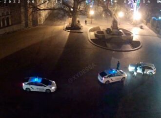 Курйоз по-одеськи: п’яний водій Mercedes зніс огорожу перед мерією (відео)