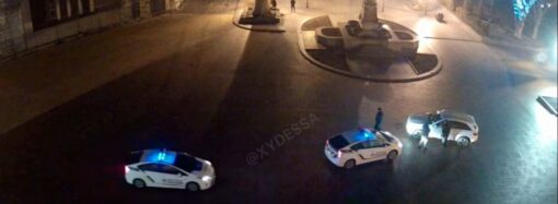 Курьез по-одесски: пьяный водитель Mercedes снес ограждение перед мэрией (видео)