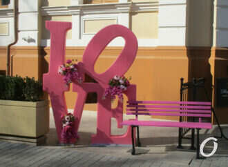 В центре Одессы появилась «love»-скамейка (фотофакт)