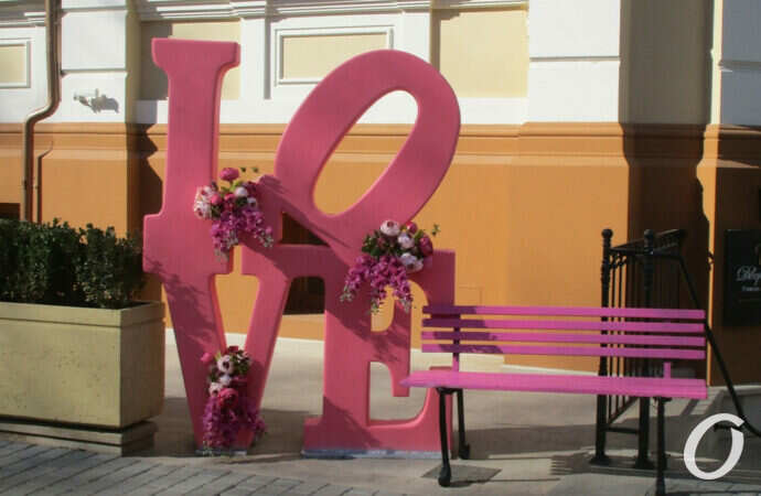 У центрі Одеси з’явилася «love»-лава (фотофакт)