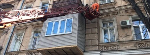 В Одессе ликвидировали балконный нахалстрой: он уродовал памятник архитектуры