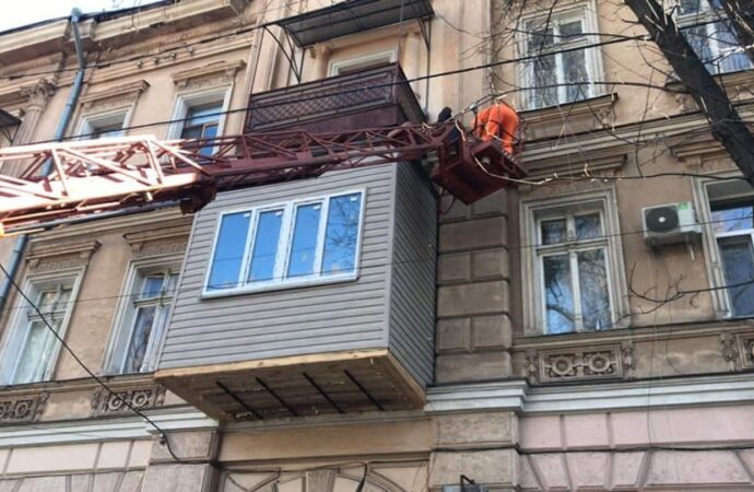 В Одессе ликвидировали балконный нахалстрой: он уродовал памятник архитектуры
