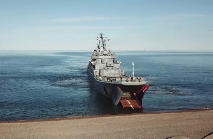 Российские десантные корабли возвращаются к Одессе: их есть кому встретить