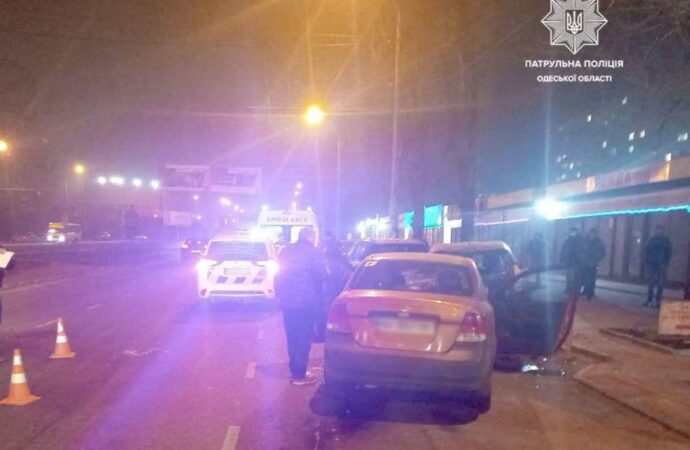 Масштабне ДТП біля Райдужного в Одесі: водій Chevrolet збив дівчинку і розбив 4 авта (фото)
