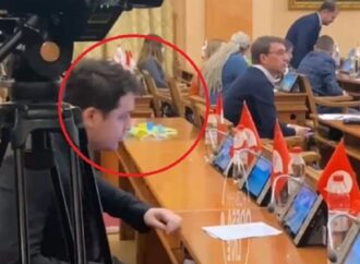 Депутата горсовета обвинили в надругательстве над государственным флагом