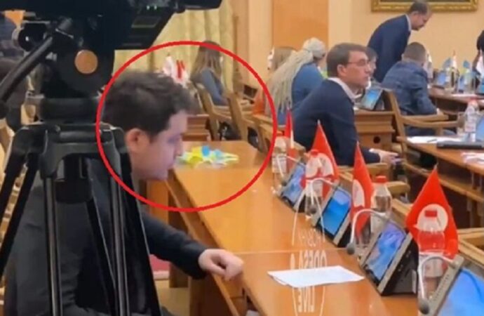 Депутата горсовета обвинили в надругательстве над государственным флагом