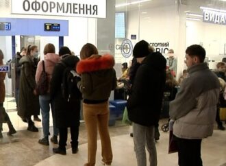 Одесситы выстраиваются в очереди за загранпаспортами