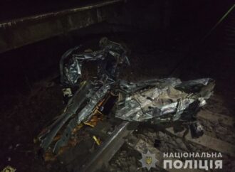 На переезде под Одессой легковушка снесла шлагбаум и влетела в поезд – водитель погиб