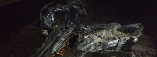 На переїзді під Одесою легковик зніс шлагбаум і влетів у поїзд – водій загинув