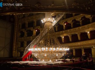В Одеському оперному повернули на місце дев’ятиметрову люстру – найбільшу в Україні