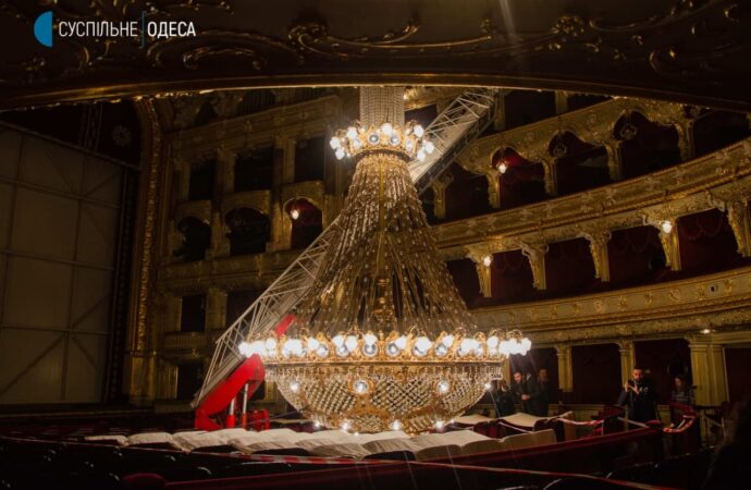 В Одесском оперном вернули на место девятиметровую люстру — самую большую в Украине