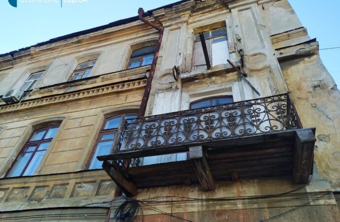 Будинок на узвозі Маринеска в Одесі може обвалитися будь-якої миті