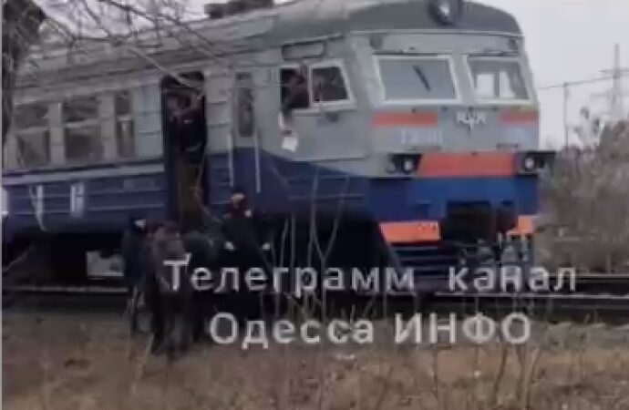 Возле Ивановского моста электричка сбила мужчину: он чудом выжил