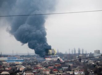 В Одессе горят склады возле цементного завода на Хуторской (фото, видео)
