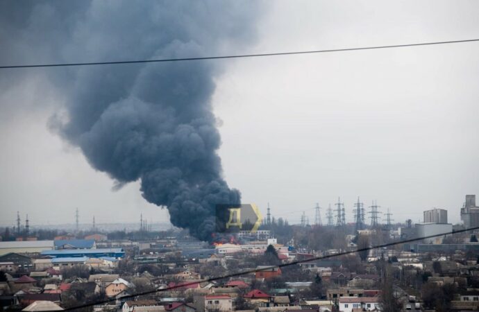 В Одесі палають склади біля цементного заводу на Хутірській (фото, відео)