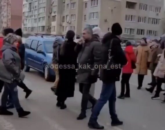 Жители двух высоток на Сахарова перекрыли дорогу: одного из митингующих сбила машина