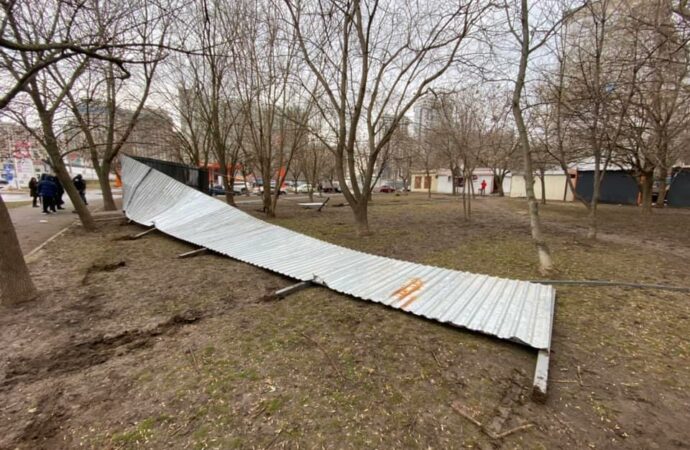 Жители Таирова против появления автомойки в зеленой зоне: они снесли строительный забор