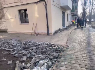 Одессит отремонтировал разбитый тротуар, но коммунальщики сорвали новую плитку