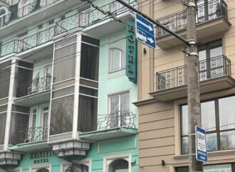 В Одессе вывески адвокатов и стоматологов маскируются под дорожные знаки – правильно ли это? (фото)