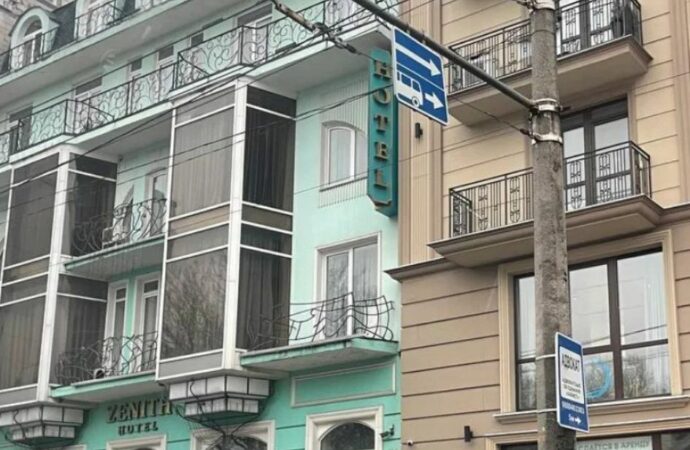 В Одесі вивіски адвокатів та стоматологів маскуються під дорожні знаки – чи це правильно? (фото)