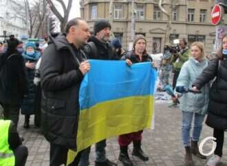 «Геть з України!»: колективи одеських театрів зібралися у центрі міста (фото)