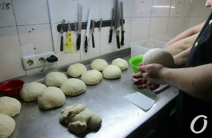 Смачний та безкоштовний хліб: як кафе на одеській Соборці перебудувало свою роботу у дні війни