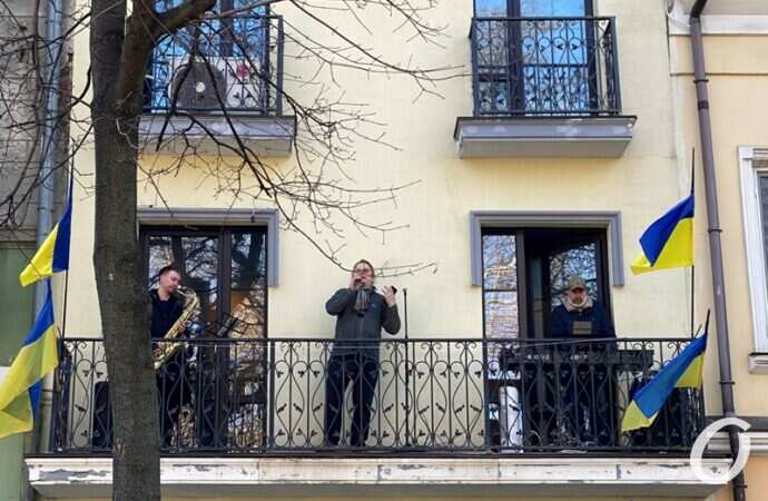 Джаз и не только: одесские музыканты выступили на балконе (фото)