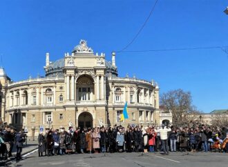«Закройте небо над Украиной!»: артисты одесского Оперного провели творческую акцию (фото)