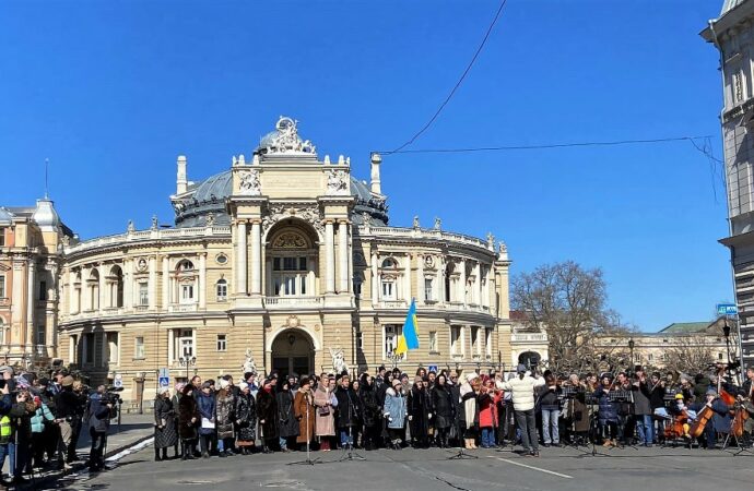«Закройте небо над Украиной!»: артисты одесского Оперного провели творческую акцию (фото)