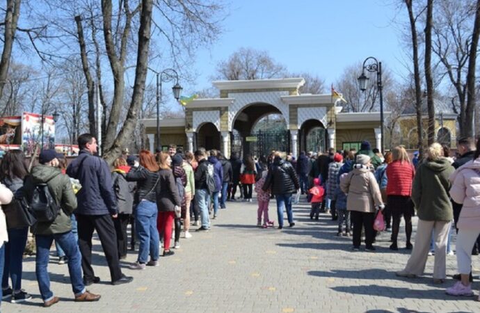 Одесситы выстроились в огромные очереди на открытии зоопарка