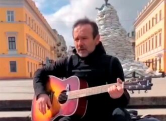 Святослав Вакарчук заспівав в Одесі на тлі прихищеного від бомбардувань Дюка (відео)