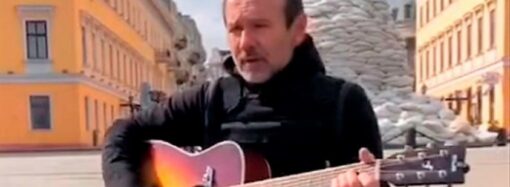 Святослав Вакарчук спел в Одессе на фоне укрытого от бомбежек Дюка (видео)