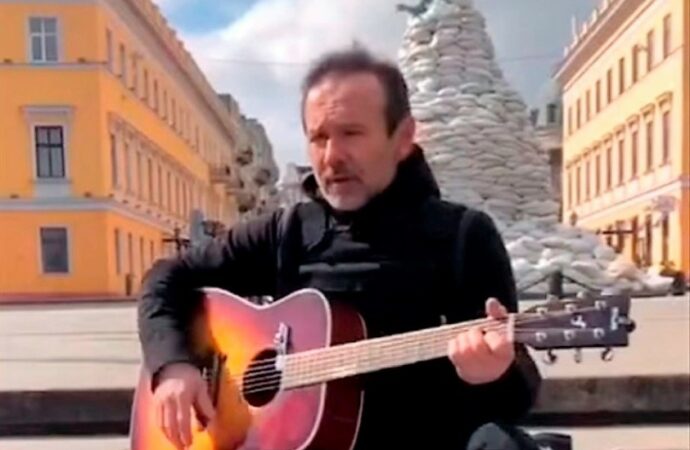 Святослав Вакарчук заспівав в Одесі на тлі прихищеного від бомбардувань Дюка (відео)