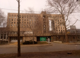 Будівлю Миколаївської облдержадміністрації вразила ракета: є загиблі та поранені