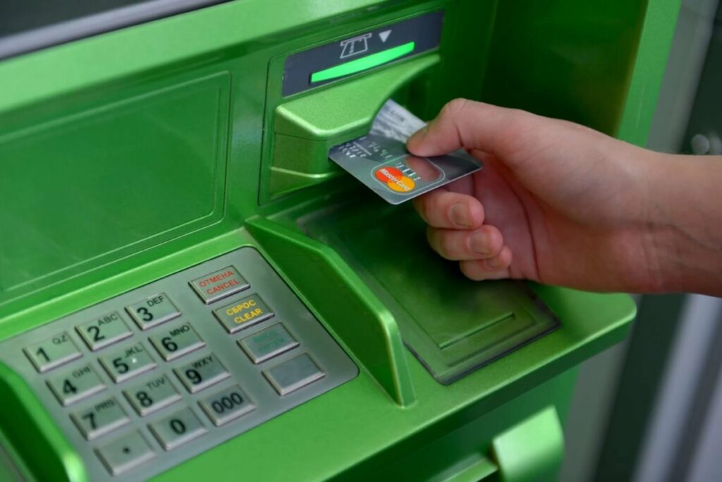 Эксперт рассказал, что делать, если банкомат не выдал полностью деньги