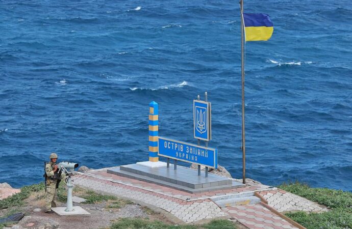 Украина хочет обменять пленных с острова Змеиный на спасенных российских моряков