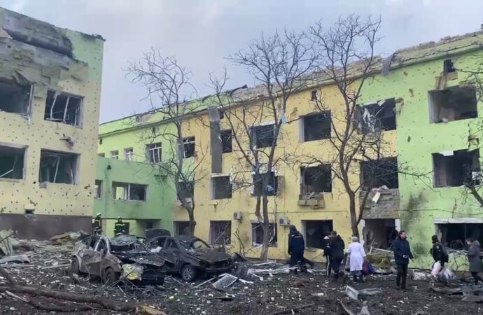 Фашисты из России с самолетов целенаправленно разбомбили детскую больницу в Мариуполе.