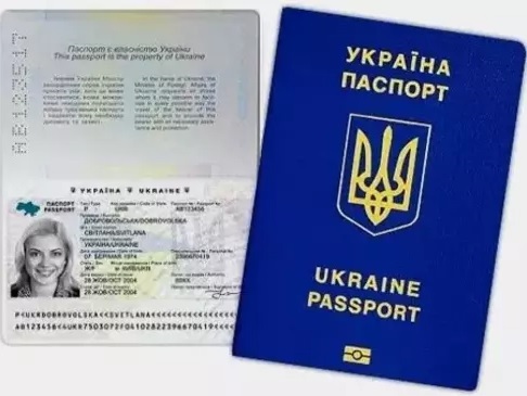 В Украине снова можно оформить загранпаспорт