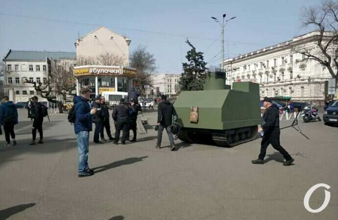 Юморина в военной Одессе: флешмоб и необычный танк у вокзала (видео, фото)