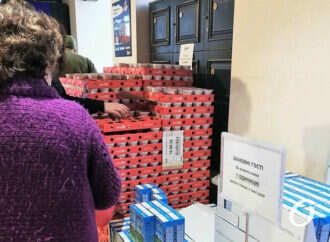 «Це безкоштовно!»: у одеських супермаркетах роздають гуманітарку (фотофакт)