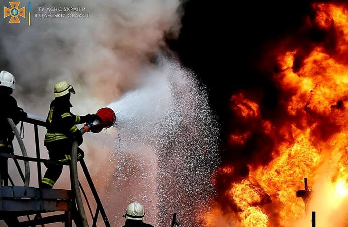 Як одеські рятувальники гасили пожежі після ракетних ударів по місту (фото)
