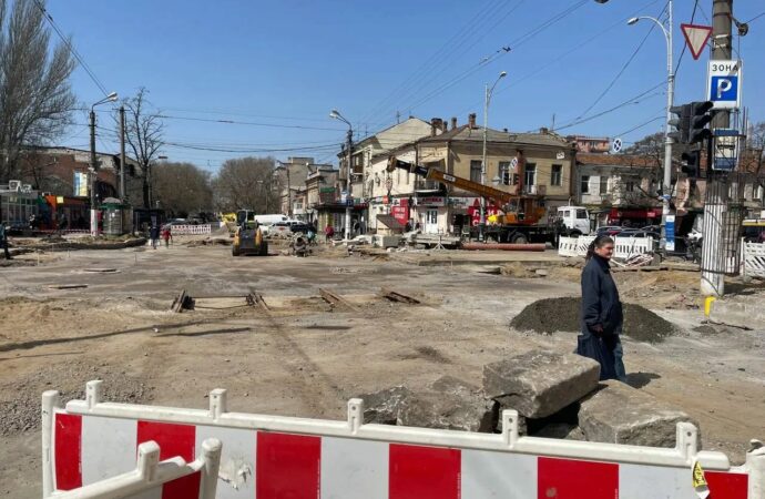 Поряд із Привозом: на перехресті Преображенської та Пантелеймонівської відновилися ремонтні роботи