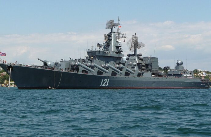 Российский крейсер «Москва» горит возле острова Змеиный