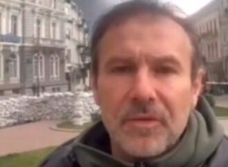 Святослав Вакарчук снова посетил Одессу и снял видео на фоне дыма после ракетных обстрелов (видео)