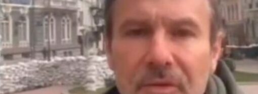 Святослав Вакарчук снова посетил Одессу и снял видео на фоне дыма после ракетных обстрелов (видео)